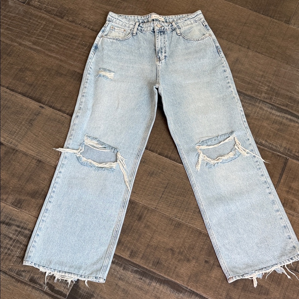NWOT Trendy Distressed Light Blue Jeans SIZE 6